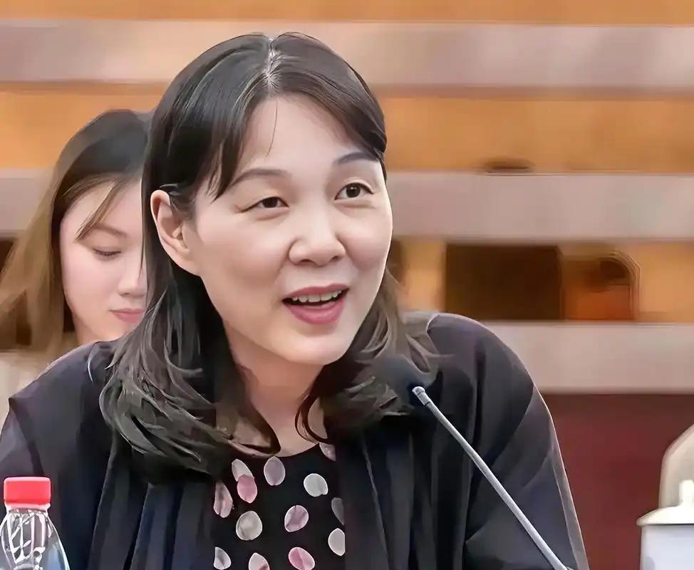 跟了宗庆后30年的杜建英，退休5年后突然带着私生子宗继昌成立了新食品公司