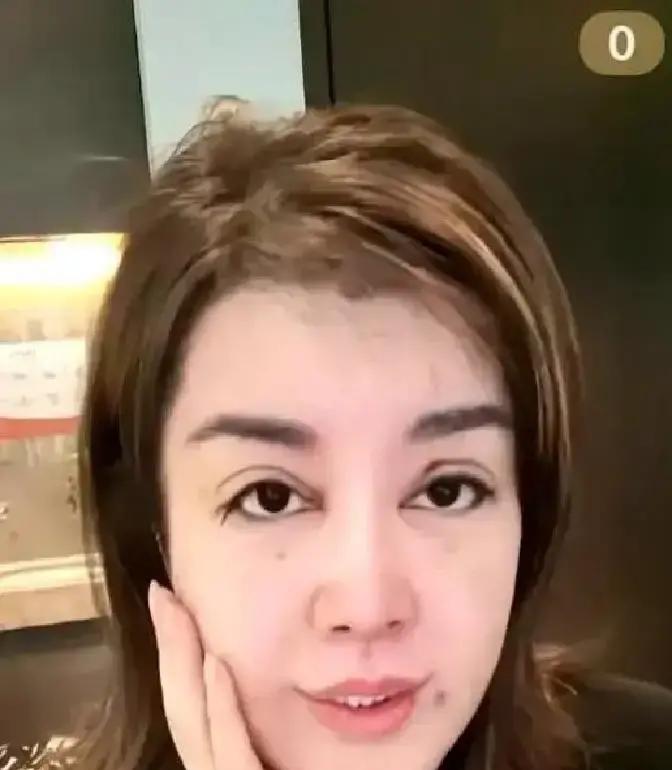 于文红直播分手，观看人数飙到50万。这哪是失恋，分明是流量狂欢。她边卸妆边冷