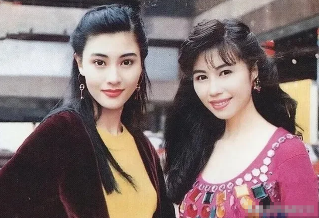 杨宝玲和李嘉欣同框。杨宝玲是87届港姐，李嘉欣是88届港姐，两人颜值不相上下。