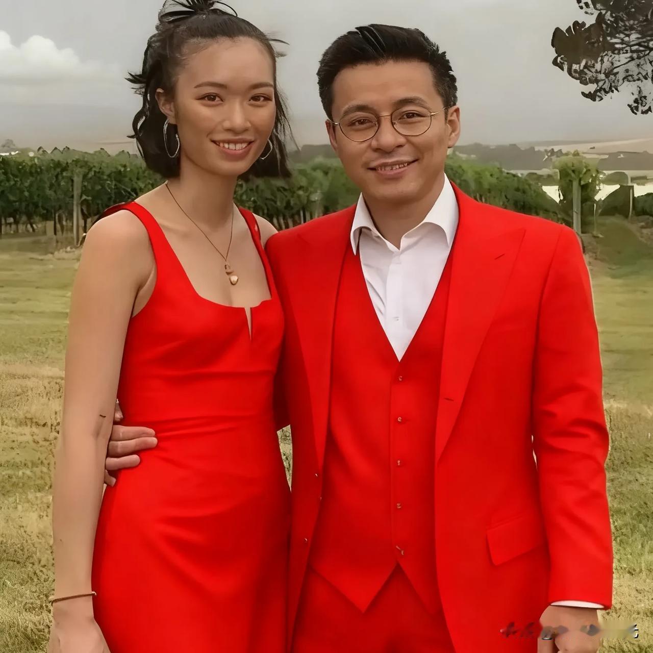 特地查了下霍启仁的妻子果然不是一般人！名叫南风，长相出众，身材高挑，气质