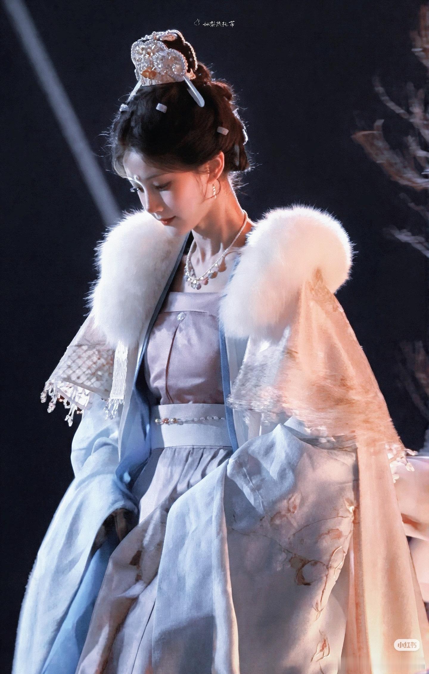 李一桐金枝两套妆造，都是宋制，还挺好看的。