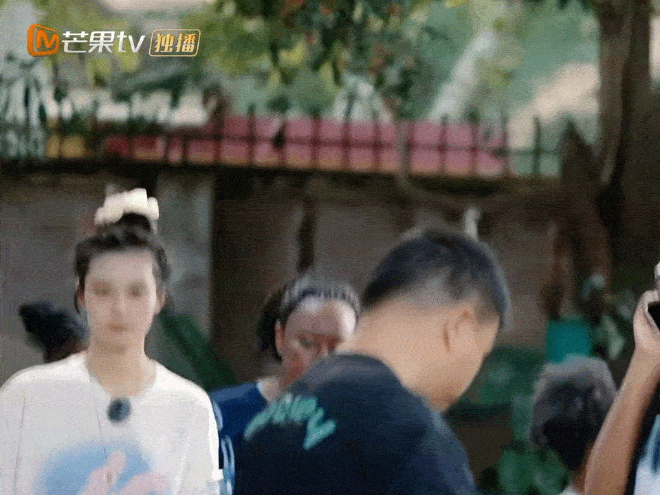 徐艺洋越素越美。。长相完全没有攻击性，纯天然的美​​​