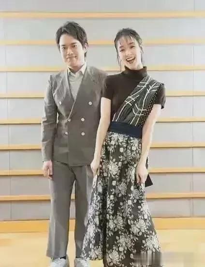 这个是日本著名女影星山口百惠的小儿子三浦贵大和他的女朋友的合照。说实在话，三浦