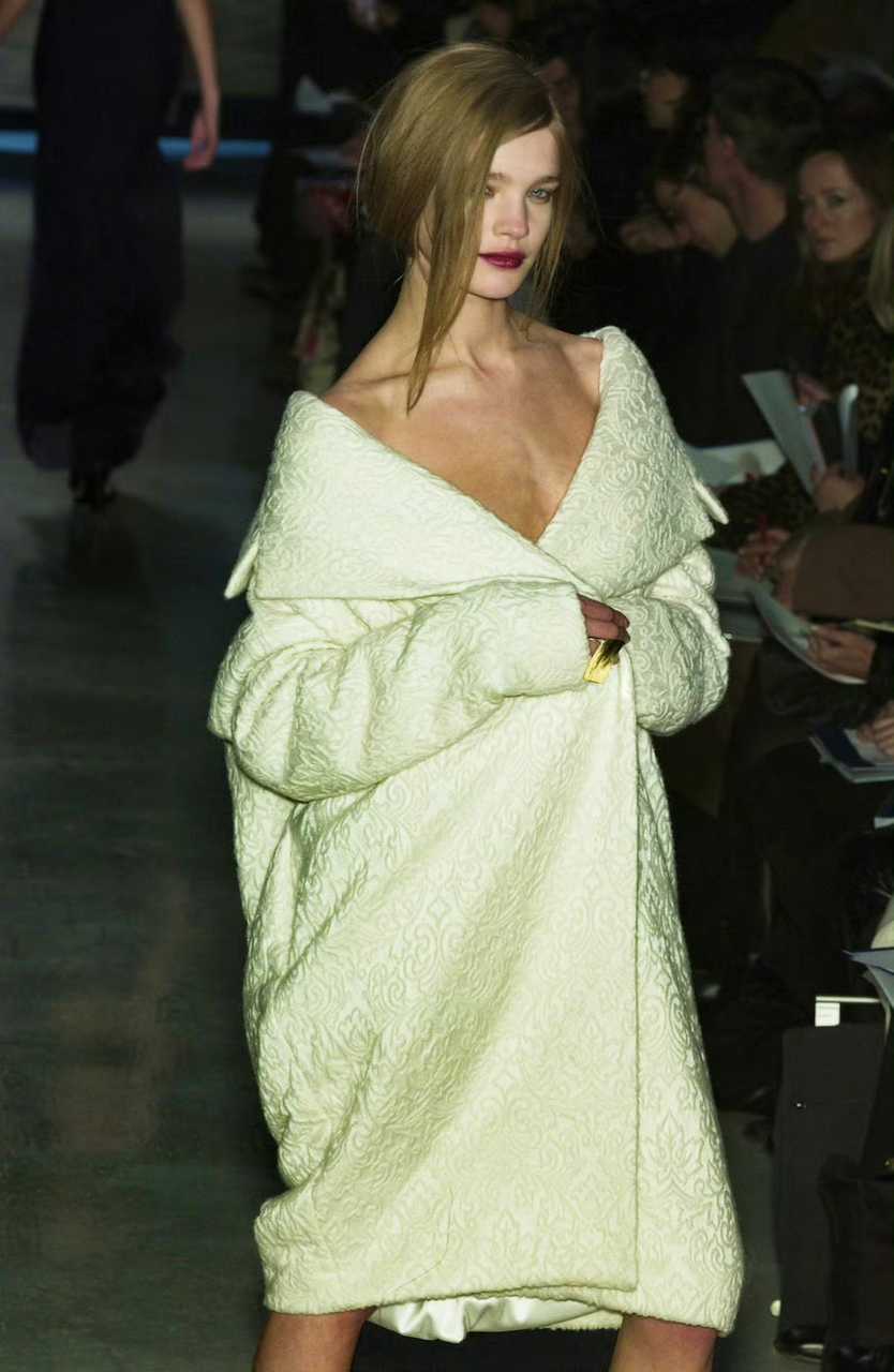 【来自投稿】2002年DonnaKalan秋冬秀场上的俄罗斯超模娜塔莉娅·沃佳