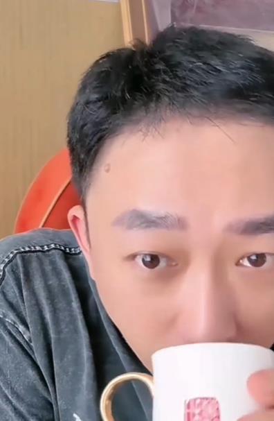 于正七七后续于正直播宣布，通过工作人员联系七七家人后，发现对方已在家乡商场参与