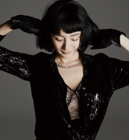 杨幂短发造型又酷又飒，走御姐风性感迷人