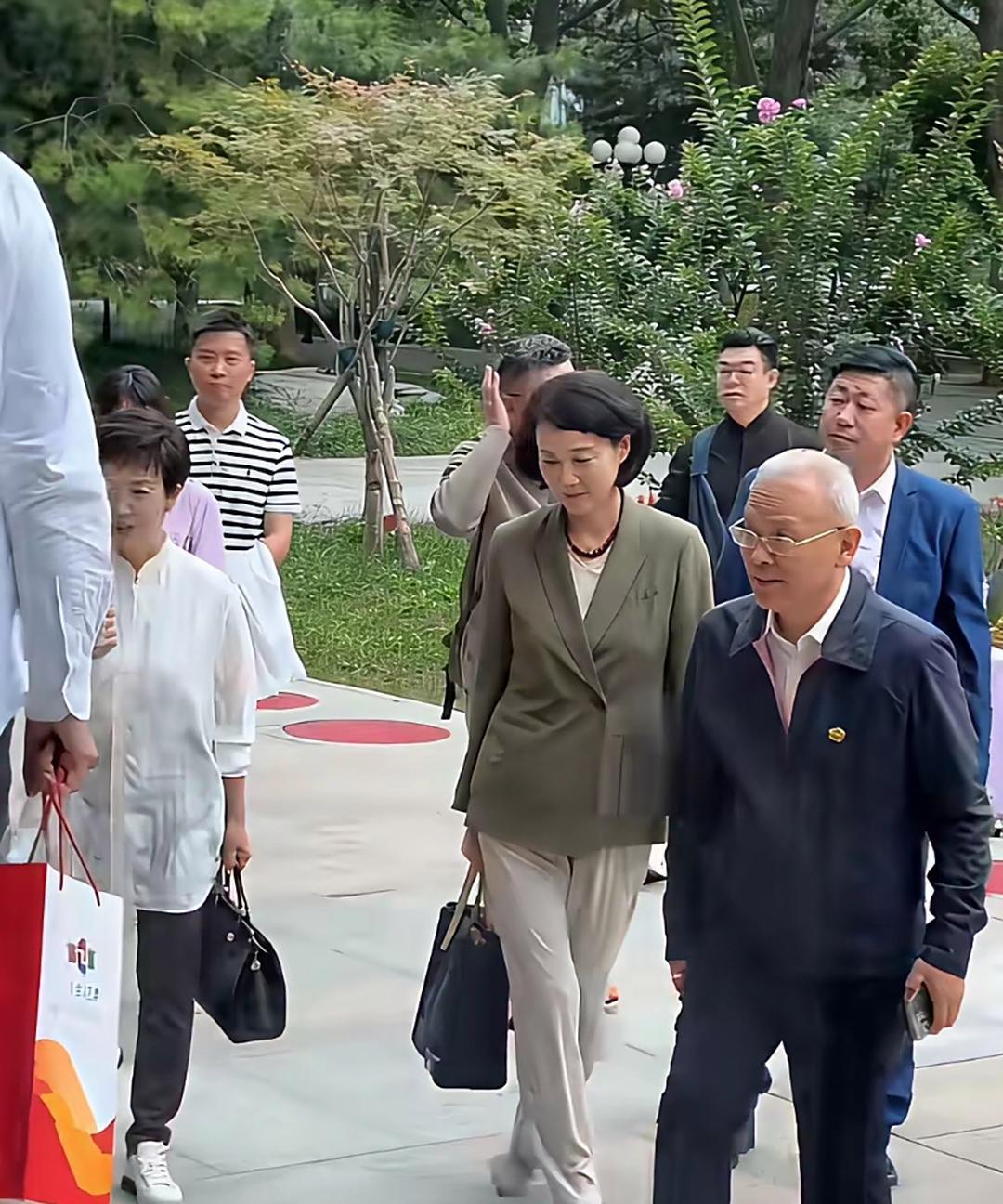 李修平老师以典雅风范树立行业典范。她端庄的仪态、沉稳的声线、专业的素养，诠释了新