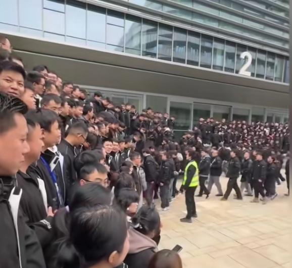 我的天哪！张雪机车的队伍也太壮观了！从研发、技术、赛事运营到后勤保障，全员集结、