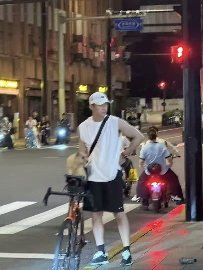 黄景瑜美式前刺的神黄景瑜不管是动态视频还是静态照片，美式前刺造型持续输出魅力，每