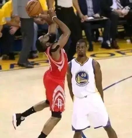 哈登尴尬了前NBA球员奥拉迪波在一档节目中谈到了哈登，他说：“他是第一个创造上