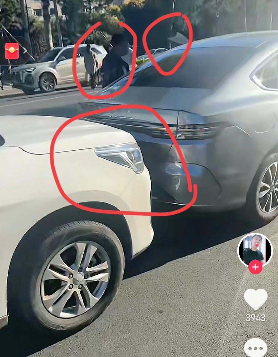 “我一个劲按喇叭，你还往回倒”一个大爷嗷嗷喊，戴帽子女司机说：“我没倒！”起因