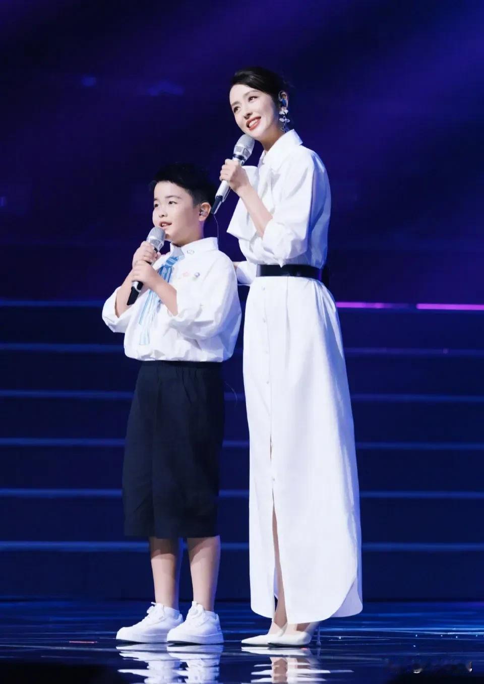 沈佳润给所有艺人提了个醒，你可以在录影棚里唱歌，也可以在演播厅里唱歌，但是开