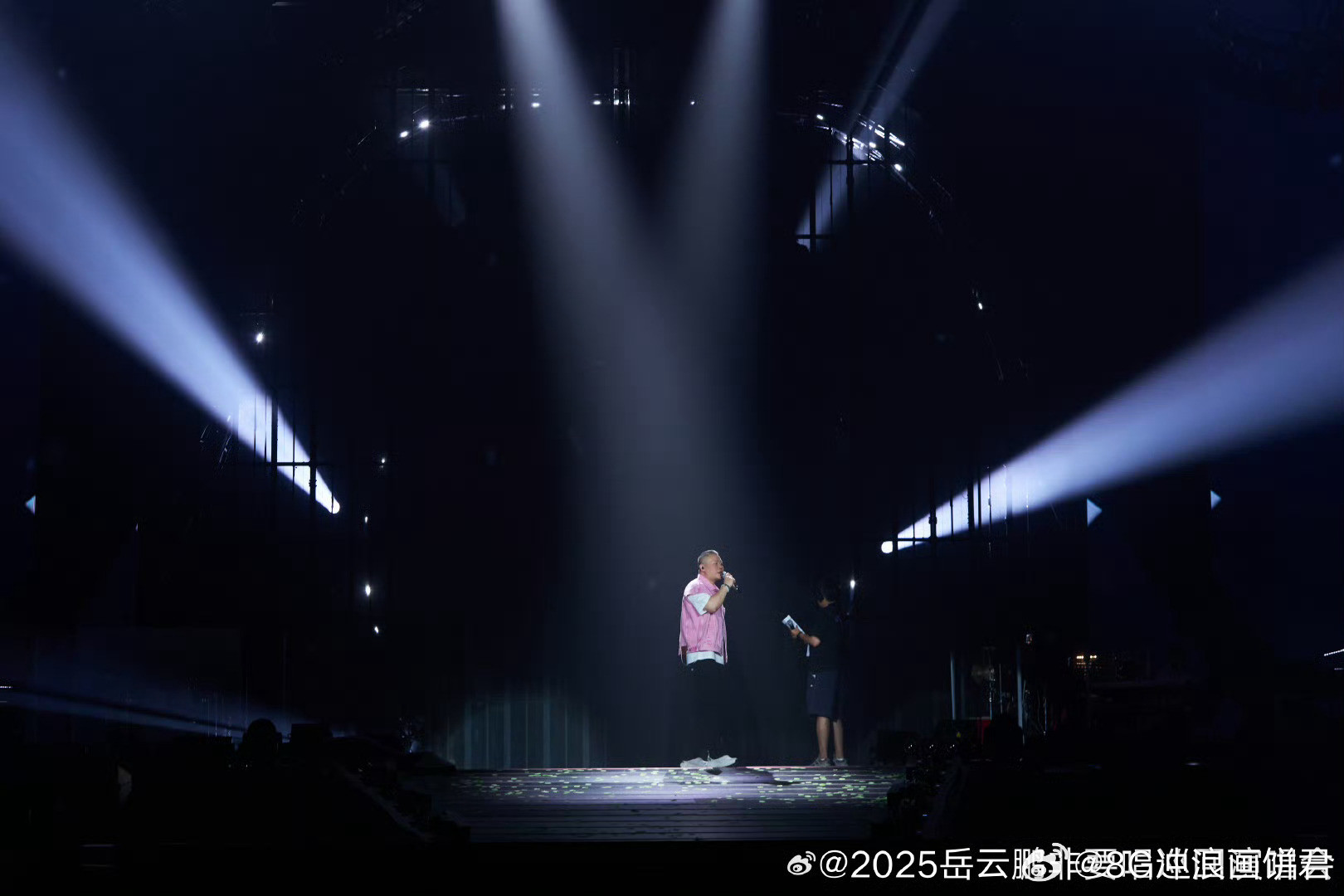 黄晓明陈梦现身岳云鹏演唱会黄晓明陈梦这波联动我给满分！看演唱会时一个晃脑袋一个