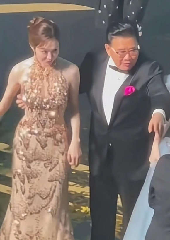 白玉兰颁奖礼上，姜妍怕是最烦的。她满脸无奈，并非主持或礼服的问题，而是被曹可凡没