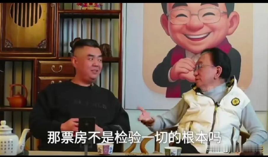 张伯鑫昨晚直播又翻车了。他和侯耀华一唱一和聊相声，句句不提德云社，字字都在较劲。