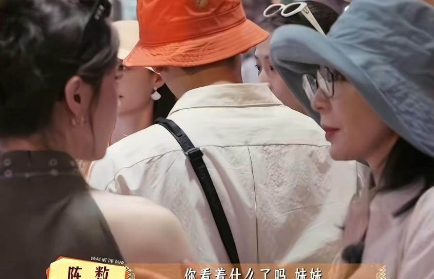 陈数发现张雅琪什么都没有买，主动询问她有没有什么想买的，陈数：“你看着什么了吗，