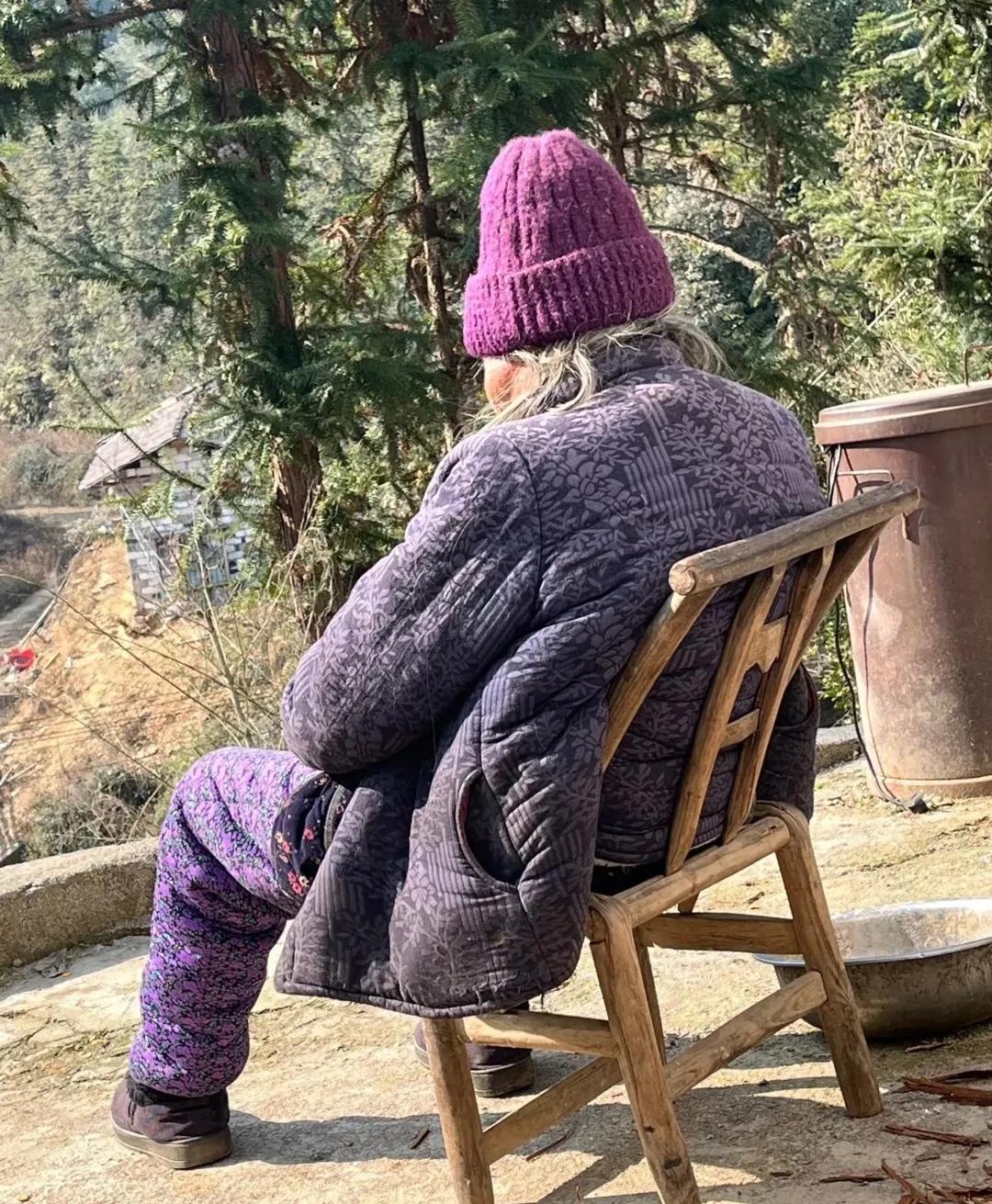 邻居家老太卧床多年，屎尿遍地，恶臭难闻，几个子女无一人肯踏进房门。几天前