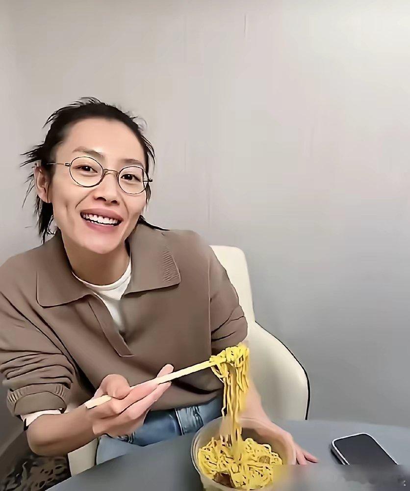 刘雯38岁104斤素颜赶飞机被拍，美容院表姐看完直说，这哪是饿出来的。她原话，3