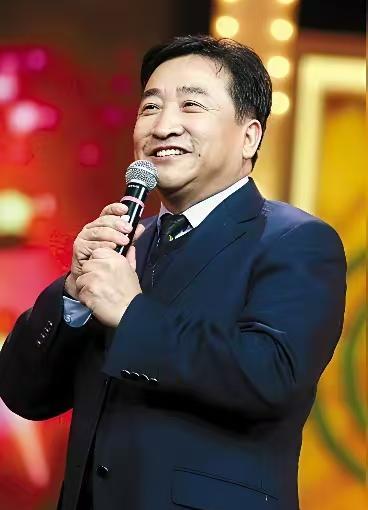 八十年代，陈冲接过那尊小金人时，刘晓庆正在中国电影厂里领固定工资。一个拥抱了自