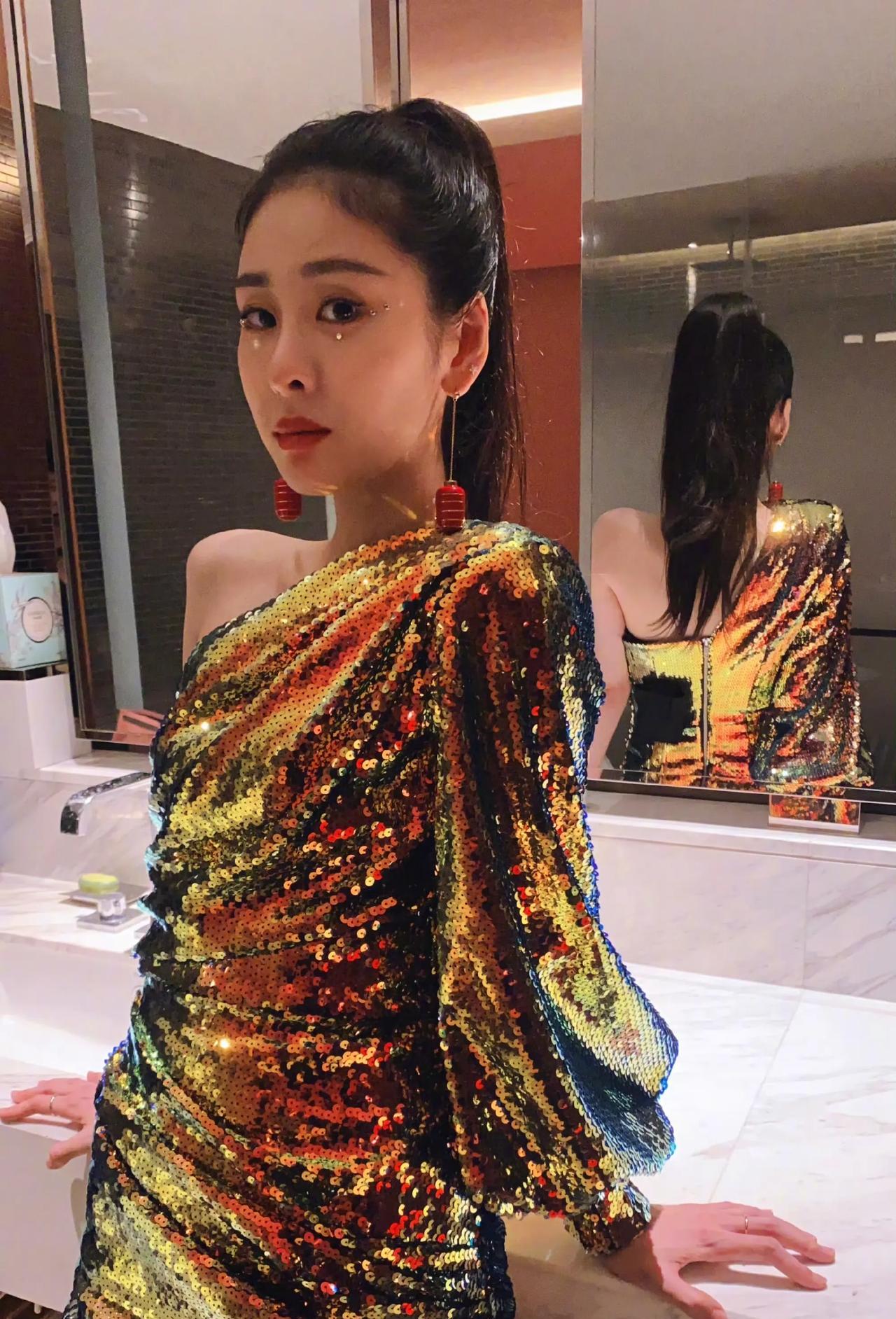 她未婚先孕，省了富二代前男友生了孩子，后面直接公开，前男友无奈认女。富二代家里是