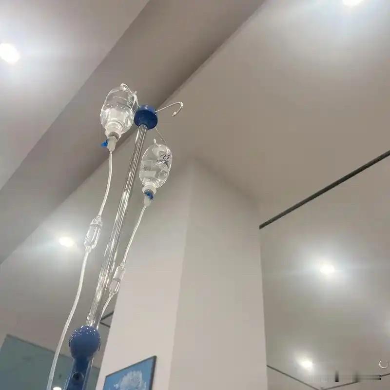 云南西双版纳，男子嫌酒店价格太贵，不舍得住，他脑瓜一转，来到一家诊所打了2个吊瓶