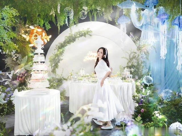 昔日闺蜜隔空比美？唐嫣黑天鹅造型亮相青岛，杨幂白裙花海庆生9月13日，唐嫣以蒂芙
