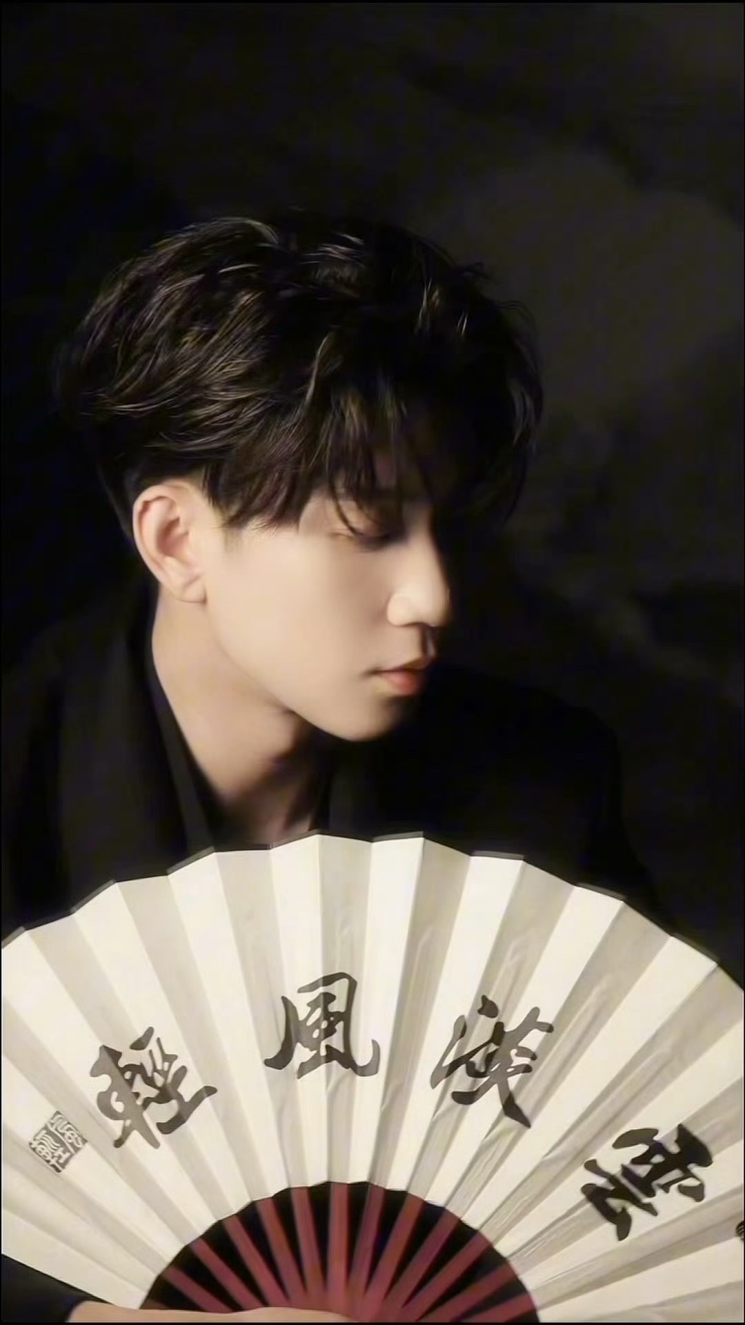 国风王子奇好权威这身造型的高级感在于极简，王子奇用自身的气质填补了所有留白。他