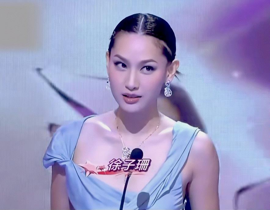 徐子珊的美真的配C位！不管是妆容发型还是穿的礼服，放到现在都超时髦。一般人梳中分