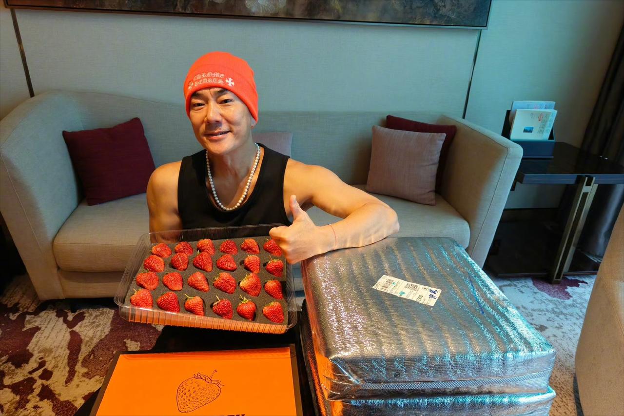2月10日小年夜，任贤齐高调发文，感谢刘宇宁送来的家乡丹东草莓。任贤齐晒