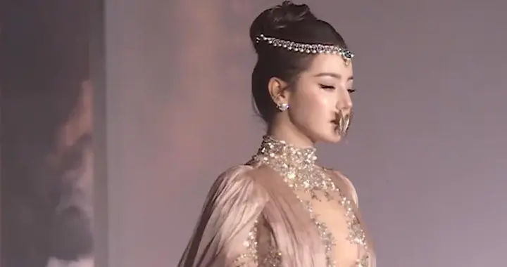 迪丽热巴口衔蝴蝶亮相红毯, “迪丽热巴毯神”登上热搜