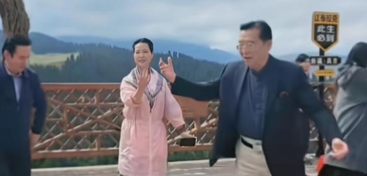 近日李双江携小娇妻梦鸽在大美新疆游玩时与友人载歌载舞时的一幕玩的不亦乐乎