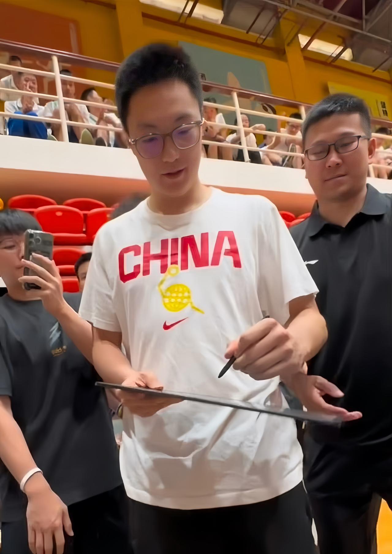 带着眼镜的胡明轩“胡指导”上线了！今日，中国男篮队员胡明轩来到广州华附给小球员