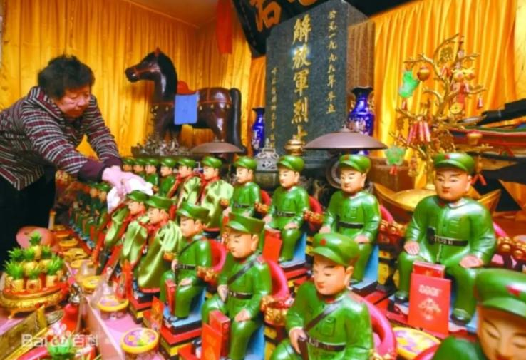 1993年，她卖掉了自己所有的财产，八方奔波募捐，只为修建一座庙。可修好至今，庙