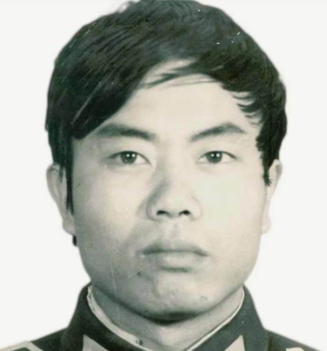 1987年，缉毒警陈建军扮演一回族老板的身份打入毒贩内部，谁料吃饭时，一毒贩突然