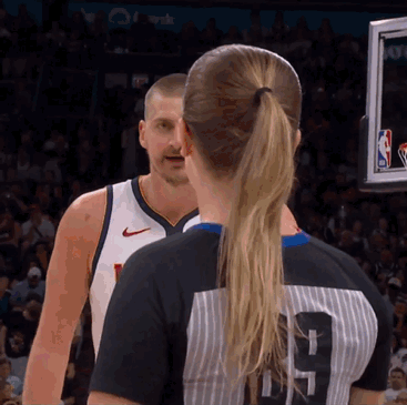 美女裁判：我不惯着你！约老师不服判罚，找裁判理论，嘴里嘟嘟囔囔的，裁判果断再加