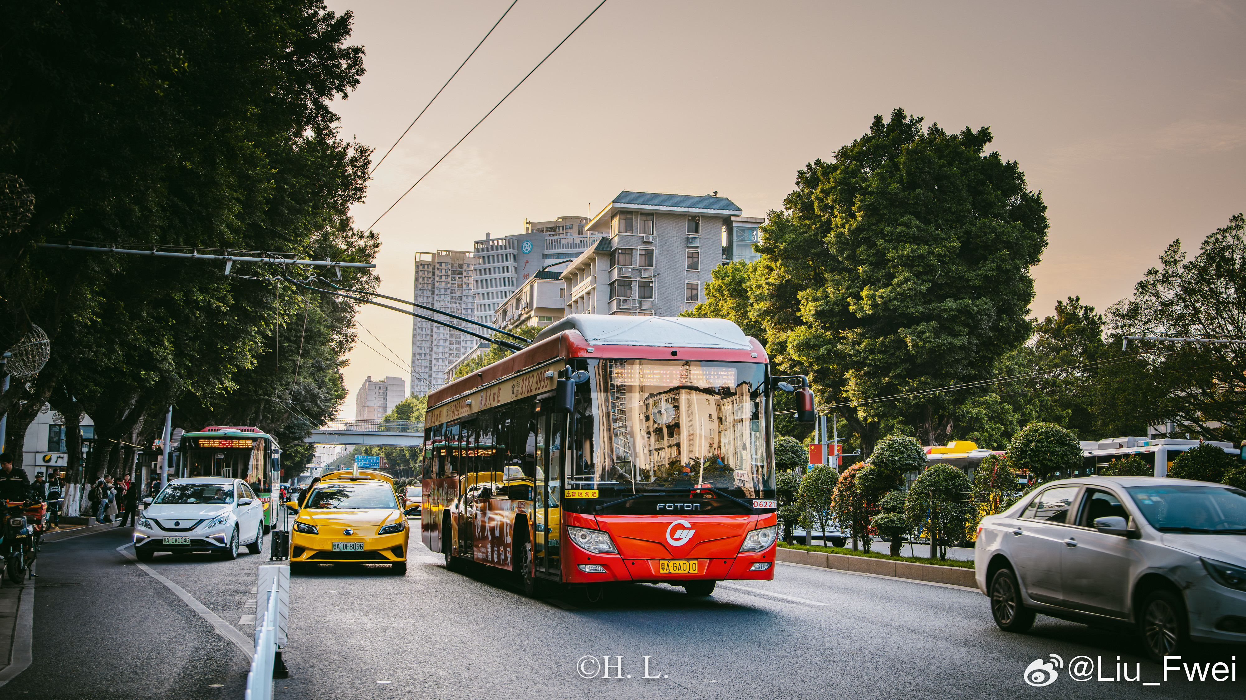 广州无轨电车和线网的“亲密程度”已经没那么高了。不过司机在挂线状态下的偏线行驶还