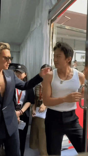 邓超站在谢霆锋旁边莫名的心酸，超哥本来穿了白色小背心想好好秀秀自己的肌肉，没成想