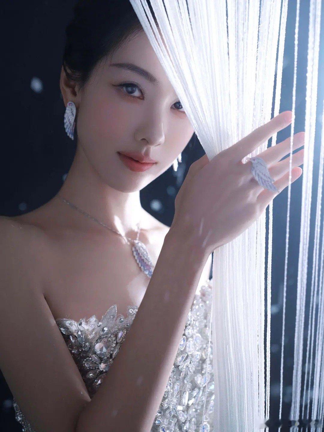 看看陈都灵星光大赏出图如何天鹅颈就要戴珠宝哇星光大赏出图