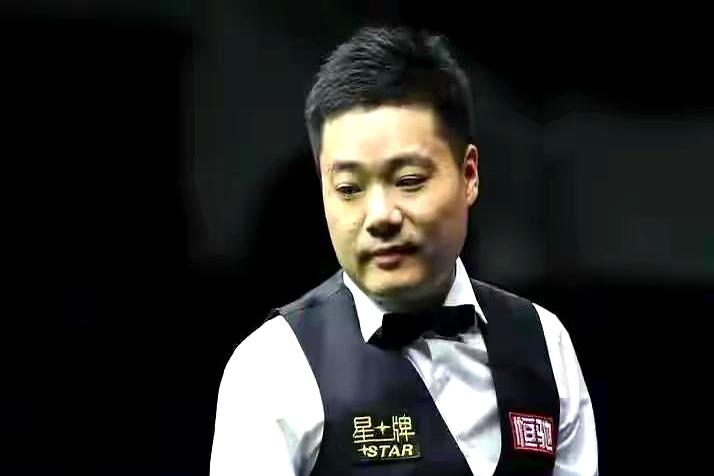 这边赵心童刚夺冠，那边吴宜泽又捧杯，一下就把老大哥丁俊晖给问住了：他的第20个排