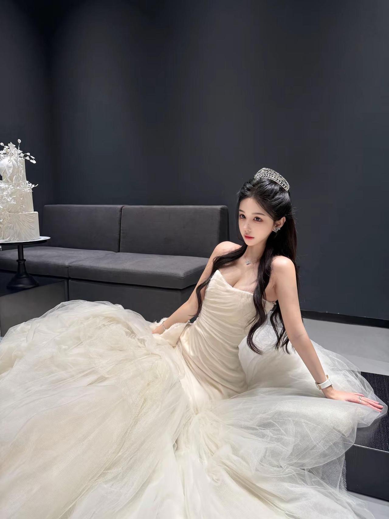 这婚纱太美了吧😲。公主清纯甜美性感可爱请和我约会