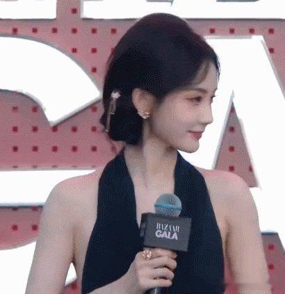 谁给李一桐做的造型这套黑黄礼服把她的美全放大了！深V显肩颈线条，大裙摆自带气场