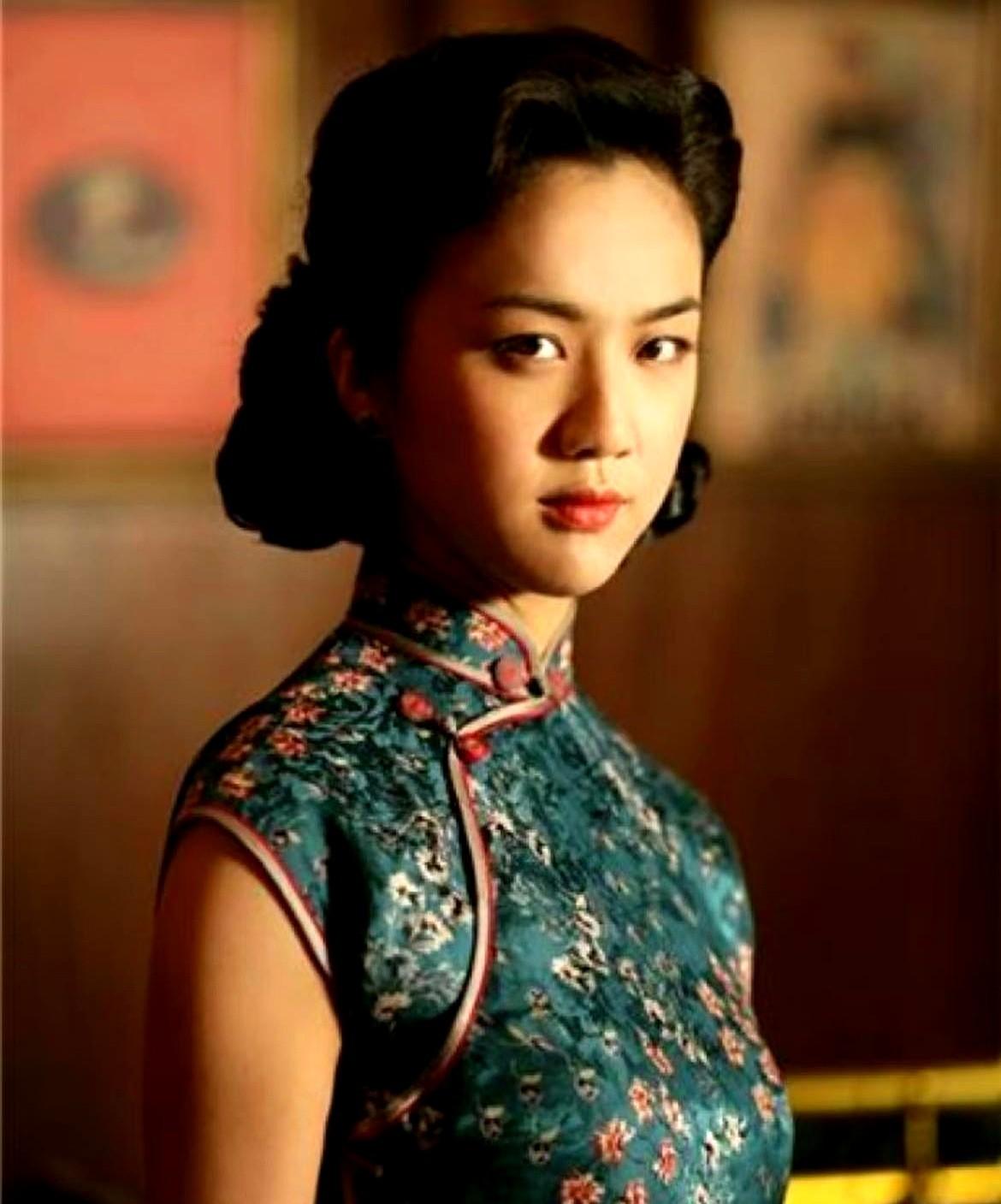 汤唯这演员，有点可怕。看《分手的决心》，她演瑞莱，一个外籍寡妇。全程韩语，没