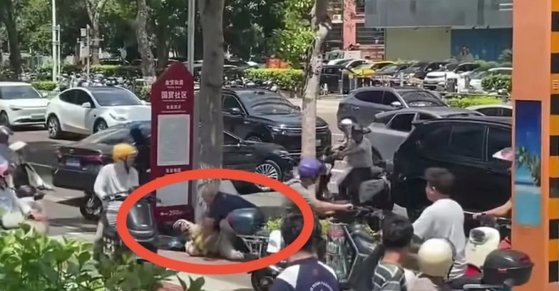 我看了海口女司机打外卖小哥的后续了，拘留10天一点都不冤。本来是一件很小的事