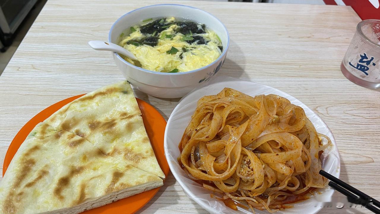 这一桌碳水晚餐，你觉得咋样！！一份擀面皮，一份葱花饼，一份紫菜蛋花汤，这样的组