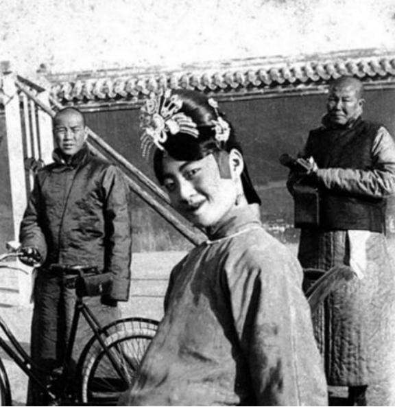 皇后婉容由于长期受到溥仪冷落，正常的生理需求得不到满足，便先后和溥仪的两位随侍李