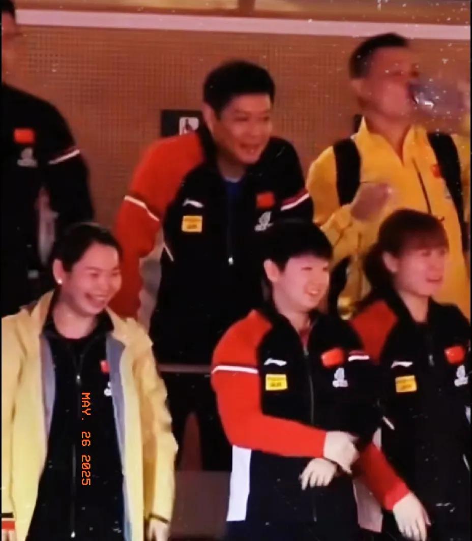 多么温馨的画面，莎莎和自己的闺蜜们给双曼加油孙颖莎获得世乒赛女单冠军之后也没