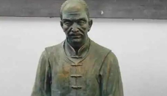 1750年，乾隆病重，太医吓得瑟瑟发抖，一乡下郎中把脉之后，汗流浃背说道：“没救