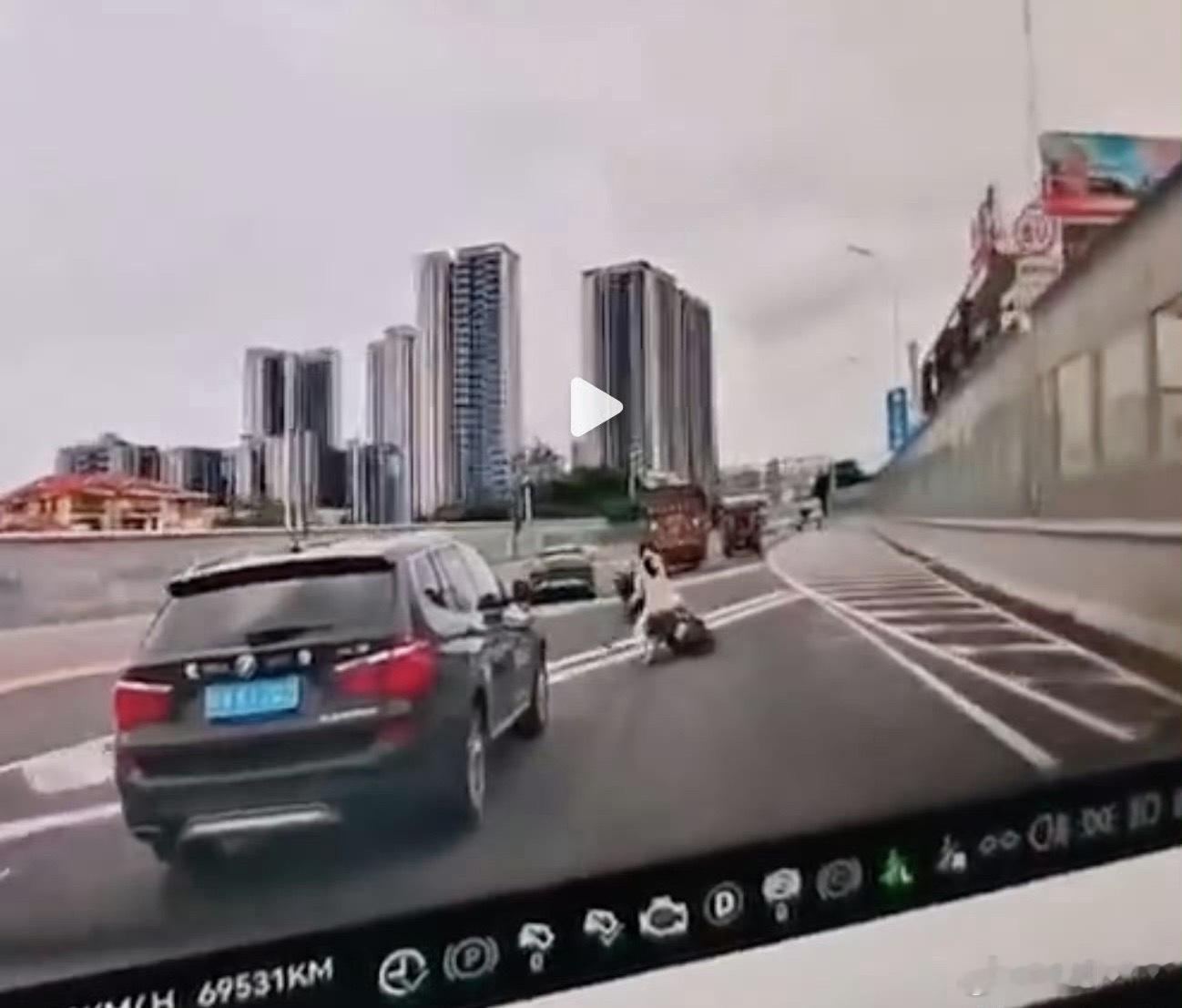 这条鹤洞大桥我经常开车经过，电动自行车违规上桥十分普遍，桥上真的险象横生。我觉得