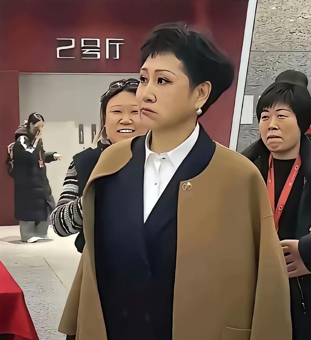 😯😯😯两人都执着驻颜、不服老！刘晓庆五官还能勉强认出，一旁这