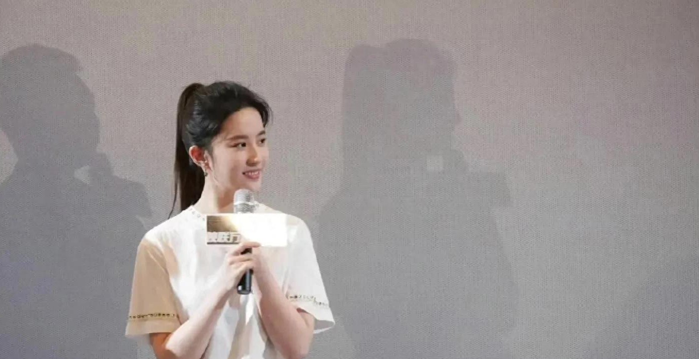 刘亦菲不愧是高级美人，这身造型太绝了白T恤穿出高级松弛感